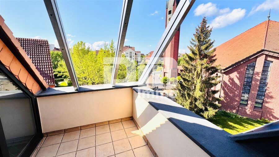 Schön zentral gelegenes Büro mit Balkon und Tiefgaragenstellplatz - Raum 2 groß / Zugang Balkon